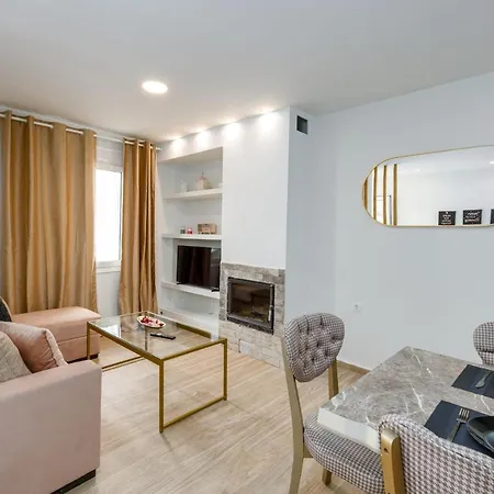 Central Art Maisonette By Estia *